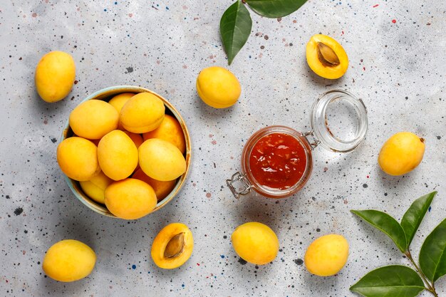 Hausgemachte leckere Aprikosenmarmelade mit frischen Aprikosenfrüchten.