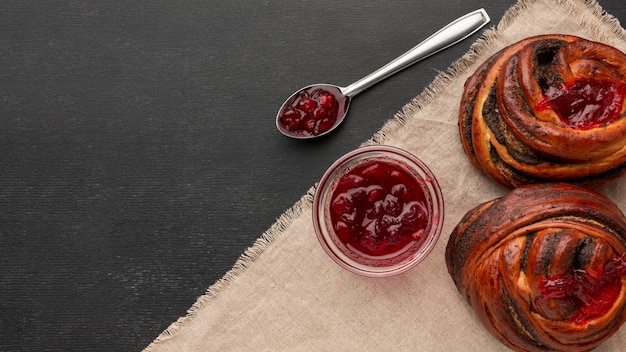 Hausgemachte leckere Bagels mit Marmelade