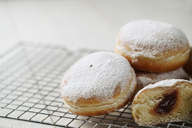 Kostenloses Foto hausgemachte leckere donuts zum nachtisch