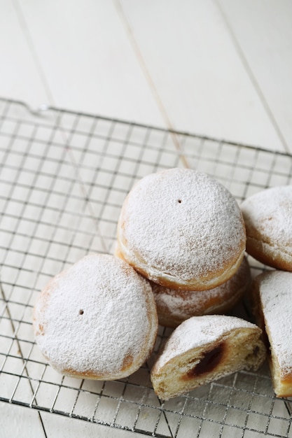 Kostenloses Foto hausgemachte leckere donuts zum nachtisch