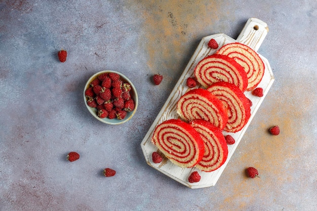 Kostenloses Foto hausgemachte leckere himbeerkuchenrolle.