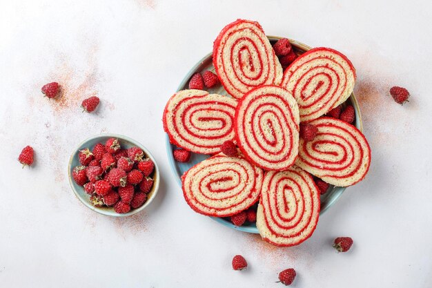 Hausgemachte leckere Himbeerkuchenrolle.