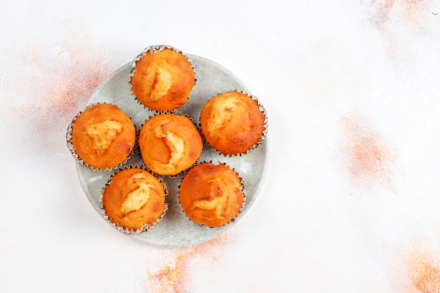 Hausgemachte leckere Orangenmuffins mit frischen Orangen.