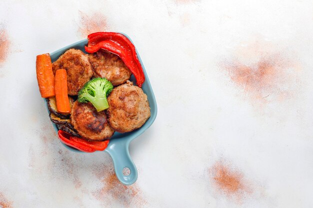 Hausgemachte leckere Schnitzel mit geröstetem Gemüse.