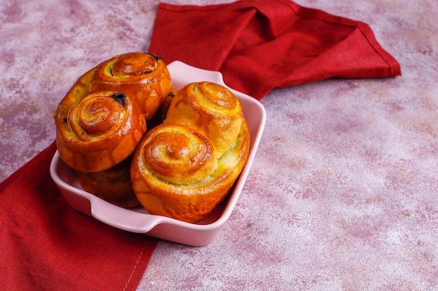 Kostenloses Foto hausgemachte leckere schokoladenbrötchen.