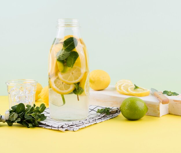 Hausgemachte Limonade bereit serviert zu werden