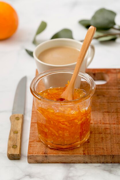 Hausgemachte Obstbutter in einem Glas