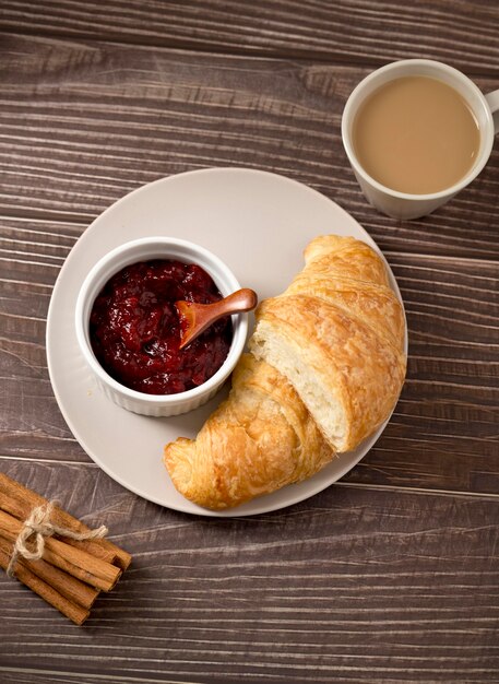 Hausgemachte Obstbutter und Croissant