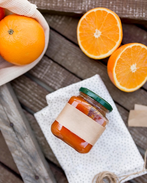 Hausgemachte Orangenmarmelade in Glas und Zitrusfrüchten