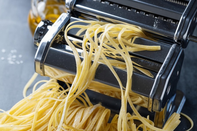 Hausgemachte Pasta auf dunklem Hintergrund