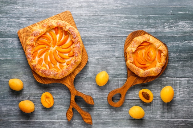 Hausgemachte rustikale aprikosen-galettes mit frischen bio-aprikosenfrüchten