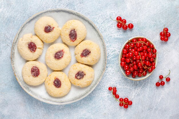 Hausgemachte rustikale Marmelade der roten Johannisbeere, die Kekse mit Kokosnuss füllt