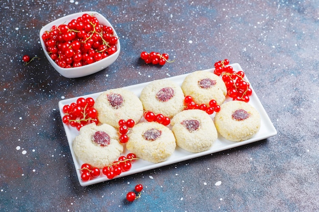 Hausgemachte rustikale Marmelade der roten Johannisbeere, die Kekse mit Kokosnuss füllt