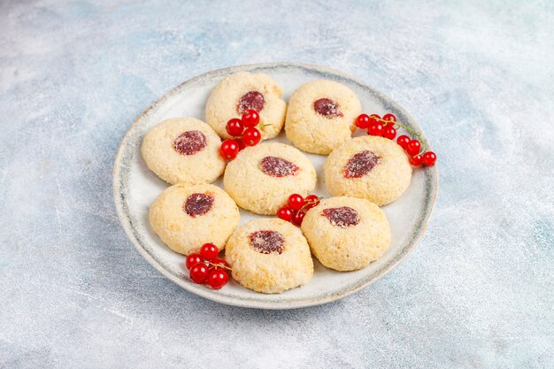 Hausgemachte rustikale Marmelade der roten Johannisbeere, die Kekse mit Kokosnuss füllt