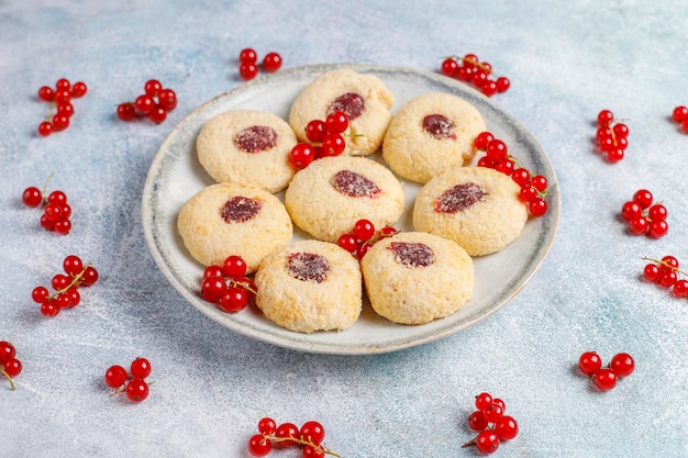Kostenloses Foto hausgemachte rustikale marmelade der roten johannisbeere, die kekse mit kokosnuss füllt