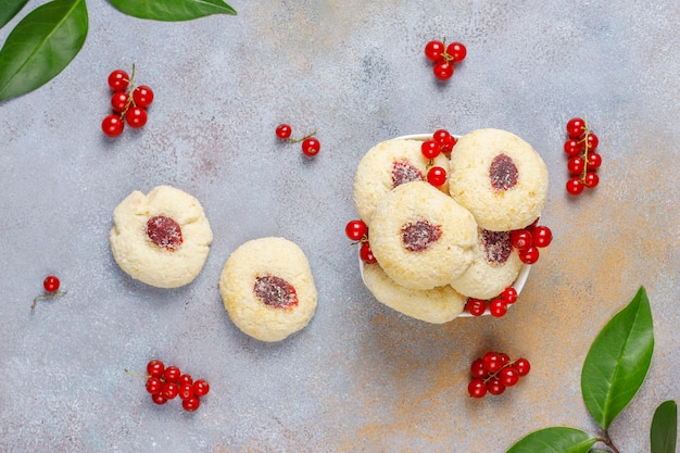 Hausgemachte rustikale Marmelade der roten Johannisbeere, die Kekse mit Kokosnuss füllt