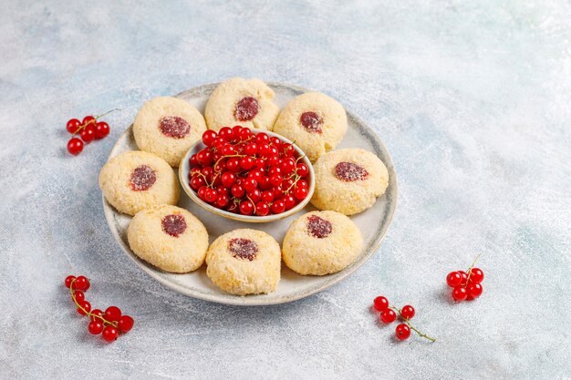 Hausgemachte rustikale Marmelade der roten Johannisbeere, die Kekse mit Kokosnuss füllt