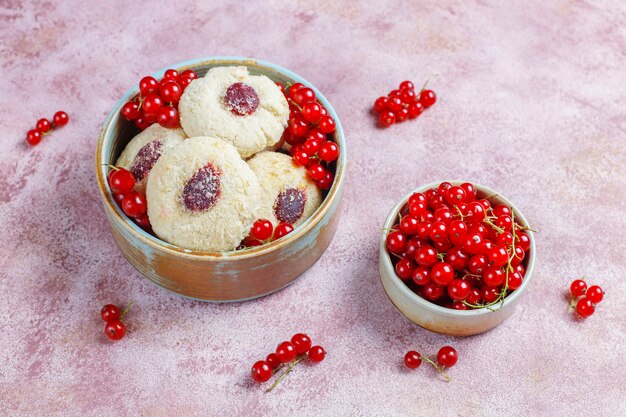 Kostenloses Foto hausgemachte rustikale marmelade der roten johannisbeere, die kekse mit kokosnuss füllt