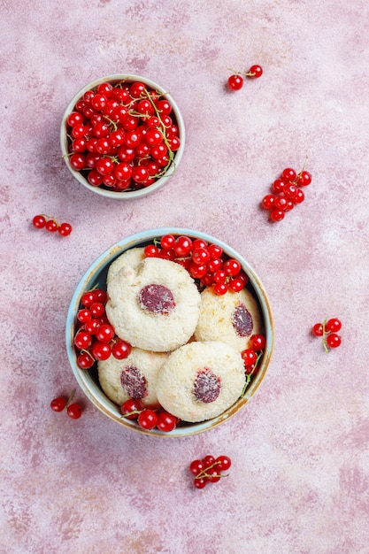 Hausgemachte rustikale Marmelade der roten Johannisbeere, die Kekse mit Kokosnuss füllt