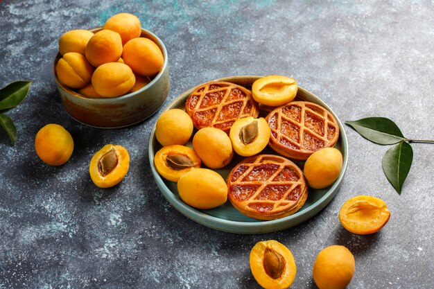 Hausgemachte rustikale Mini-Aprikosentörtchen mit frischen Aprikosenfrüchten