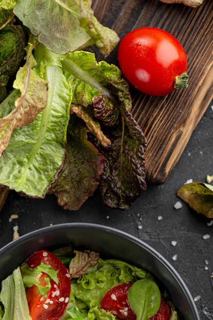 Hausgemachte Salatzutaten auf dunklem Hintergrund