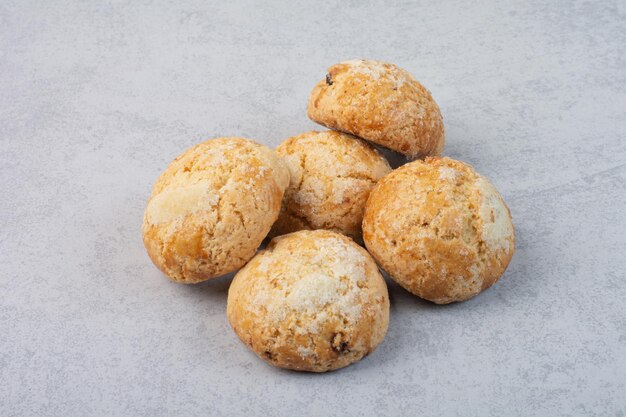 Hausgemachte süße Kekse auf grauem Hintergrund. Foto in hoher Qualität
