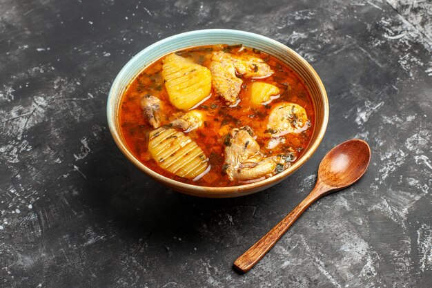 Hausgemachte Suppe mit Hühnchen und Gewürzen hautnah