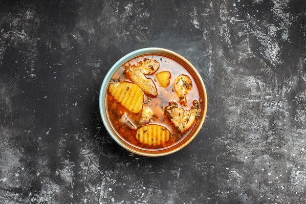 Hausgemachte Suppe mit Hühnchen und Gewürzen hautnah