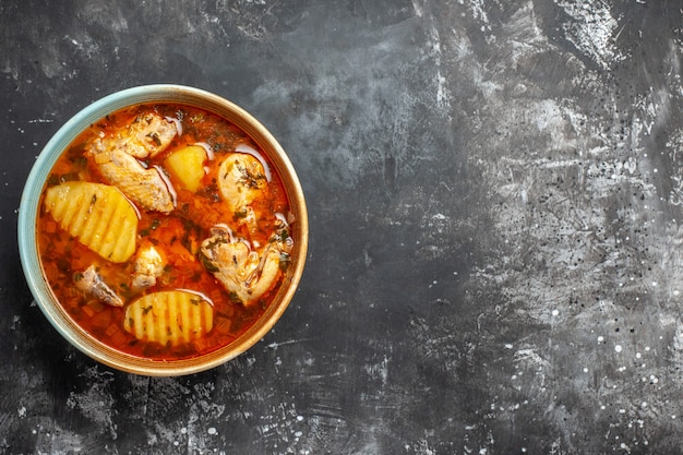 Hausgemachte Suppe mit Hühnchen und Gewürzen hautnah