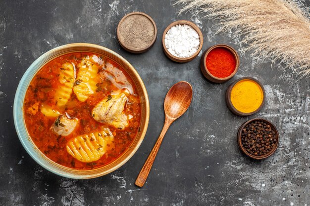 Hausgemachte Suppe mit Hühnchen und Gewürzen hautnah