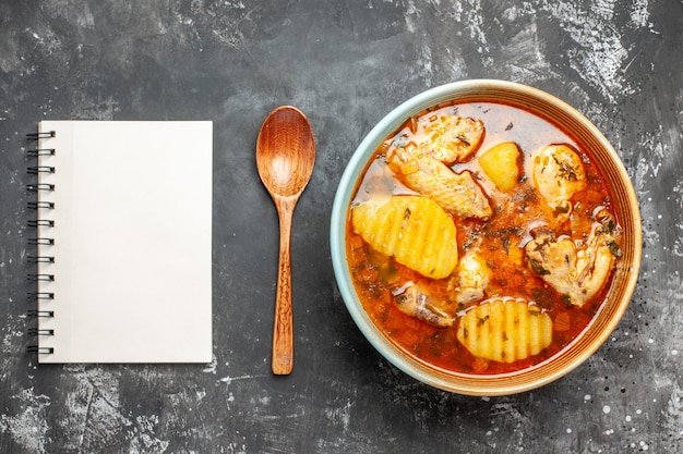 Hausgemachte Suppe mit Hühnchen und Gewürzen hautnah