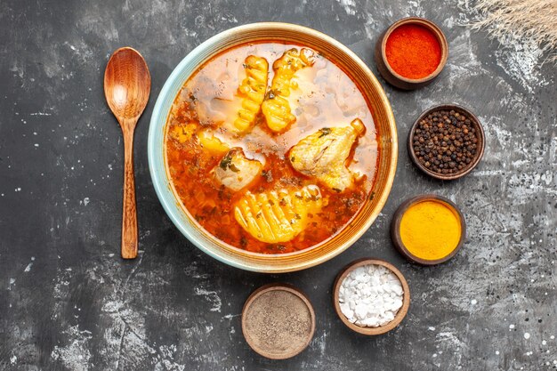 Hausgemachte Suppe mit Hühnchen und Gewürzen hautnah