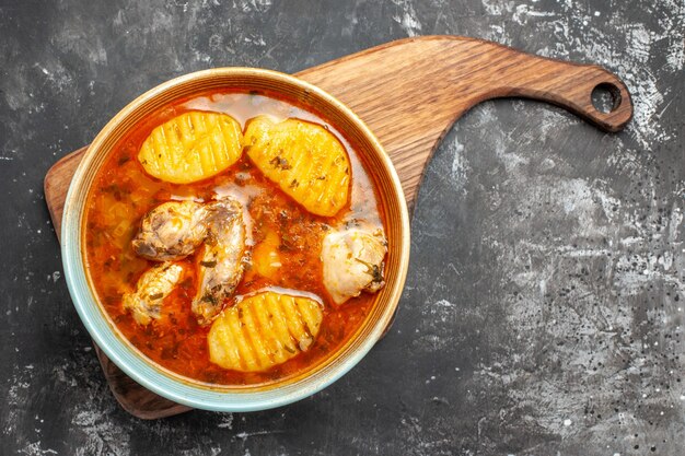 Hausgemachte Suppe mit Hühnchen und Gewürzen hautnah