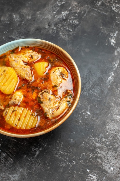 Hausgemachte Suppe mit Hühnchen und Gewürzen hautnah