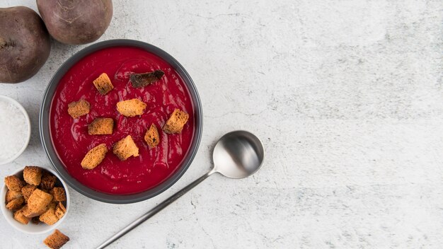 Hausgemachte Tomatencremesuppe und Löffel