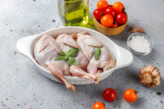 Hausgemachte umweltfreundliche rohe Wachteln bereit zum Kochen.