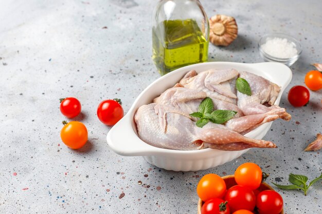 Hausgemachte umweltfreundliche rohe Wachteln bereit zum Kochen.