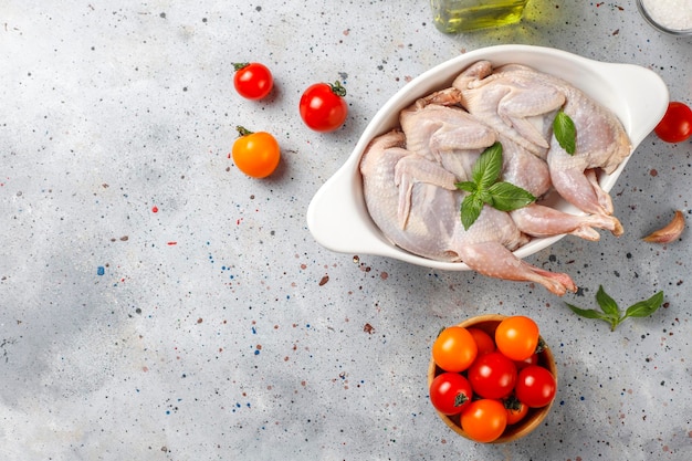 Hausgemachte umweltfreundliche rohe Wachteln zum Kochen bereit.