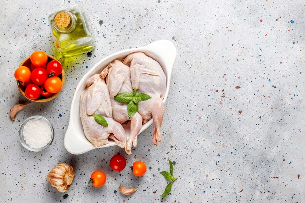 Hausgemachte umweltfreundliche rohe Wachteln zum Kochen bereit.