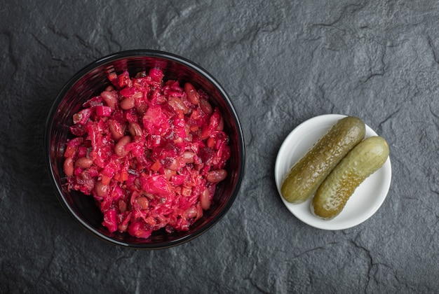 Hausgemachte vinaigrette mit bohnen in schüssel und essiggurke. ansicht von oben.