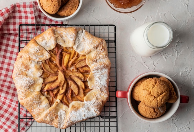 Hausgemachter Apfelkuchen und Kekse