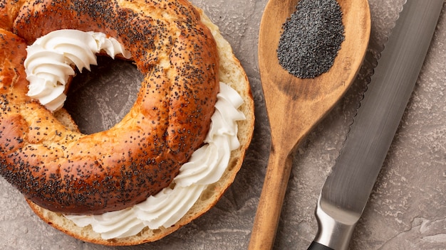 Hausgemachter Bagel mit Frischkäse