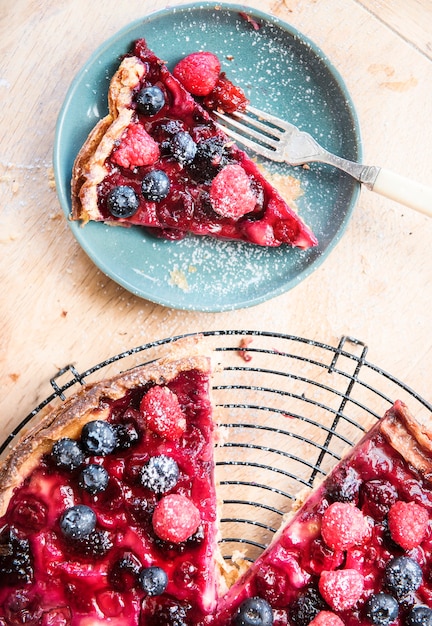 Hausgemachter Beerenkuchen auf einem Holztisch