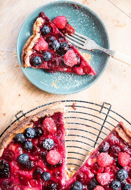 Hausgemachter Beerenkuchen auf einem Holztisch