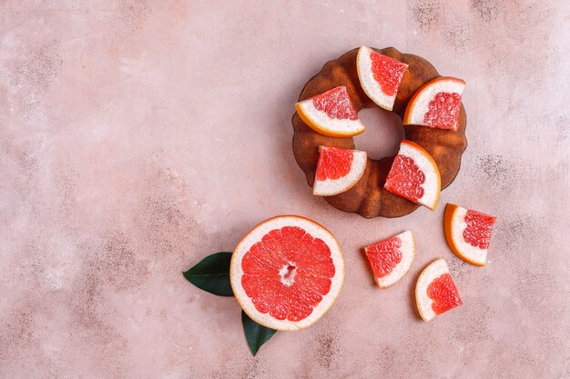 Hausgemachter Bundt-Kuchen mit Zitrusfrüchten.