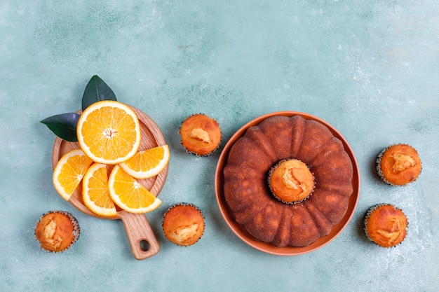 Kostenloses Foto hausgemachter bundt-kuchen mit zitrusfrüchten.