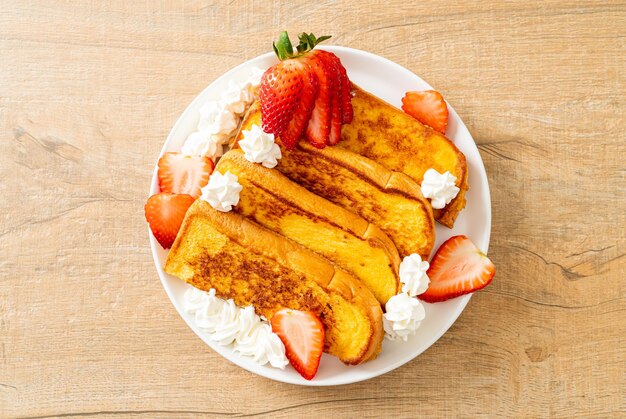 Hausgemachter french toast mit frischen erdbeeren und schlagsahne