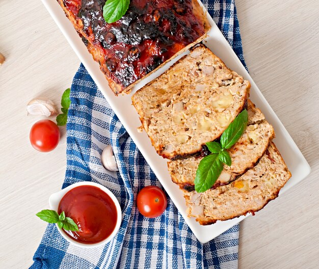 Hausgemachter Hackbraten mit Ketchup und Basilikum