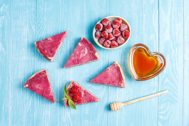 Hausgemachter Himbeerkäsekuchen mit Honig.