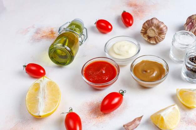 Hausgemachter Ketchup, Senf und Mayonnaise-Sauce.